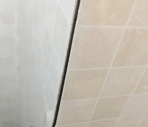 繁峙瓷砖空鼓维修公司分享阳台瓷砖脱落的修复过程可以分为以下几个步骤