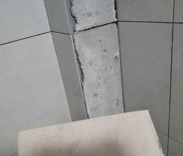 繁峙瓷砖空鼓维修公司分享下厨房瓷砖脱落的补救措施。